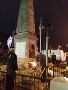 - Villeneuve d'Ascq - Annappes, le 10 novembre en soirée, veillée près du monument.
